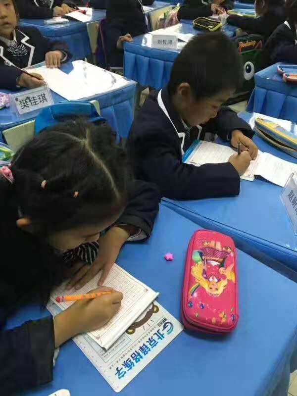 鋒格練字走進書林一小3